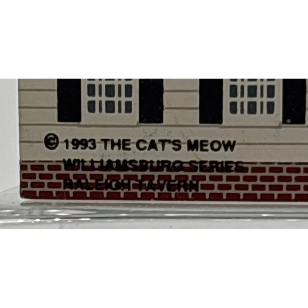 The Cats Meow 1993 Raleigh Tavern Williamsburg Series Decorative Wooden Shelf Si